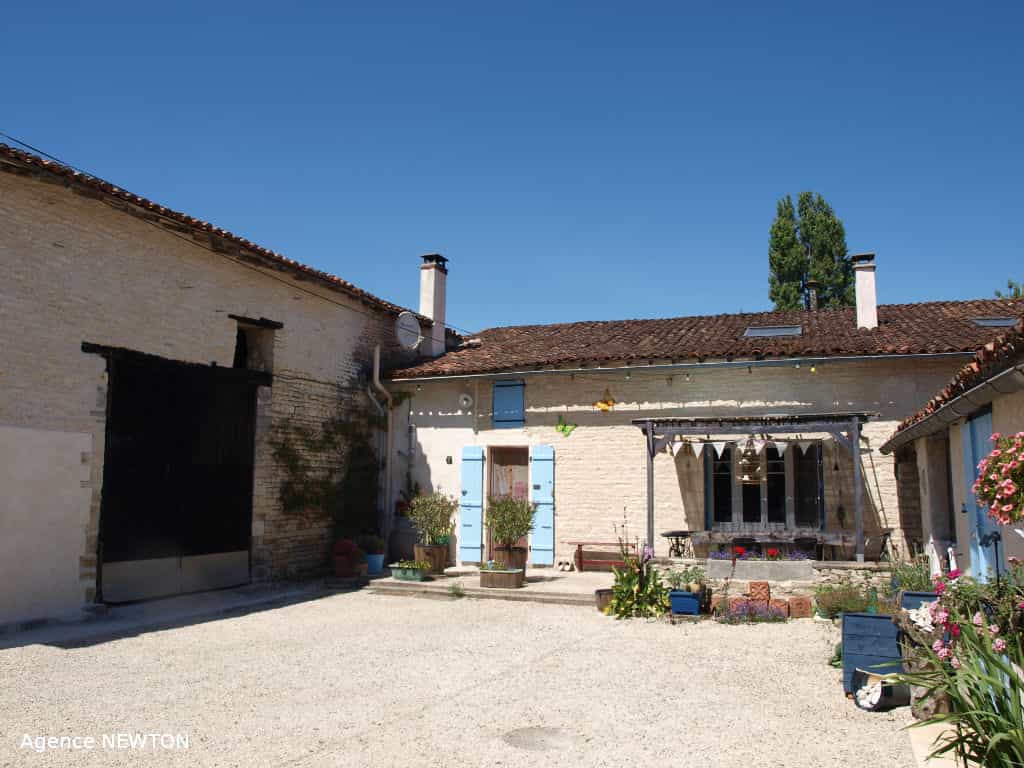 σπίτι σε Néré, Nouvelle-Aquitaine 10088139