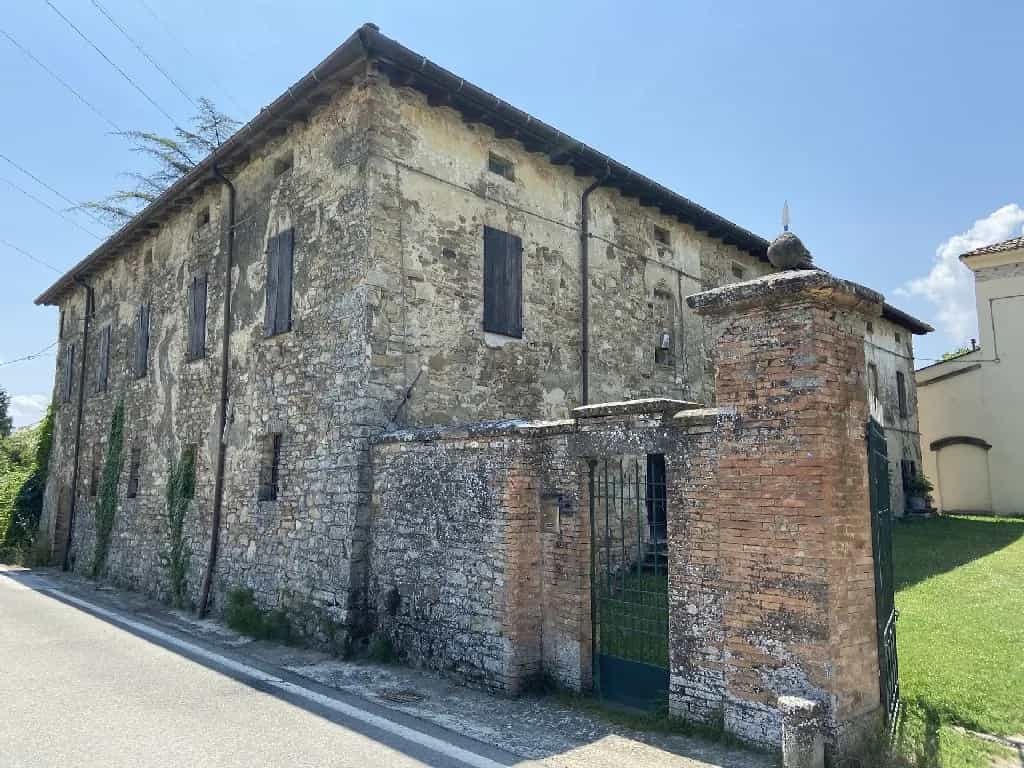 Useita taloja sisään , Emilia-Romagna 10089706