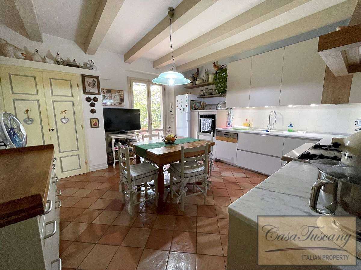 House in Montopoli Val D'arno, Tuscany 10094007