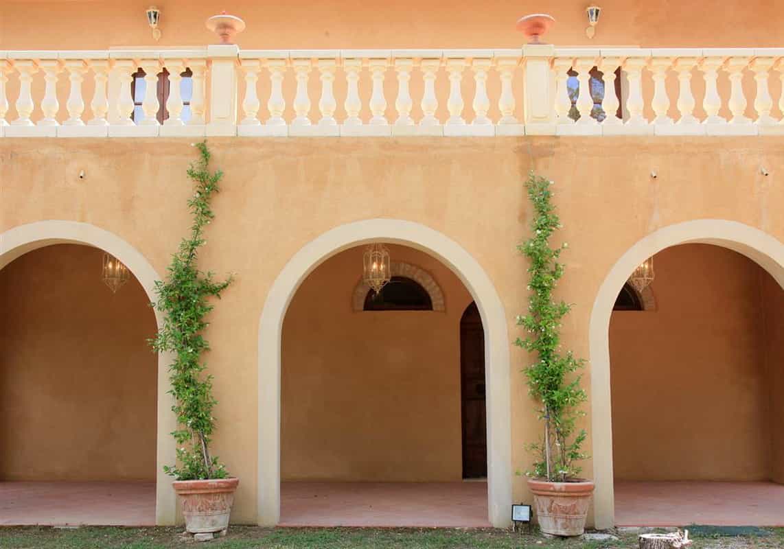 بيت في San Giovanni d'Asso, Tuscany 10094028