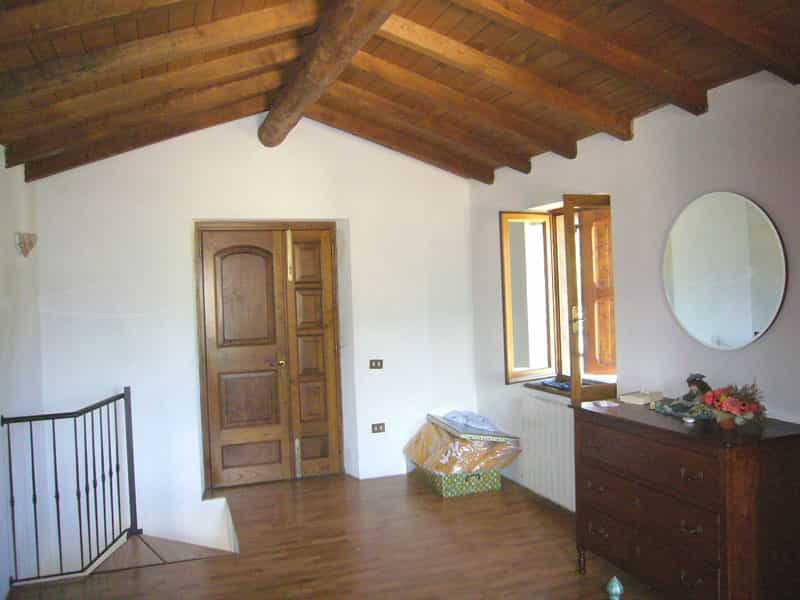 Osakehuoneisto sisään Camporgiano, Tuscany 10095018