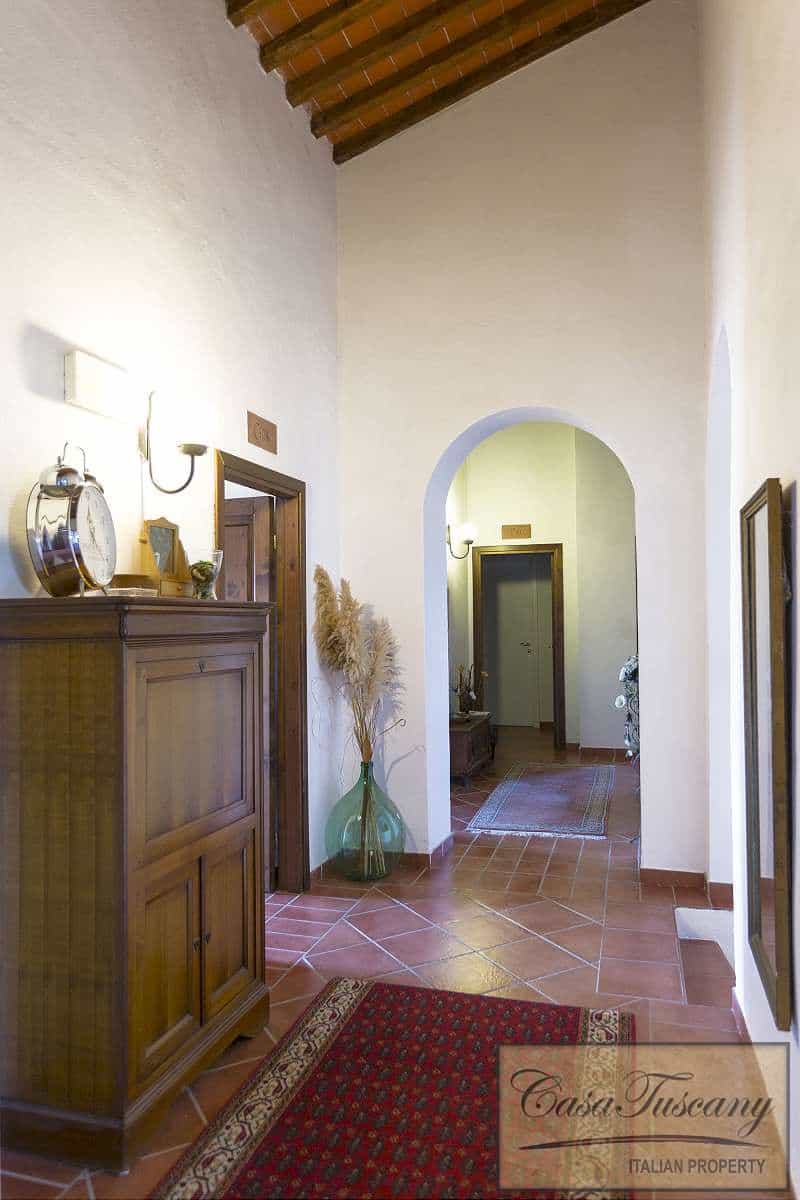 Retail in Lajatico, Tuscany 10095033