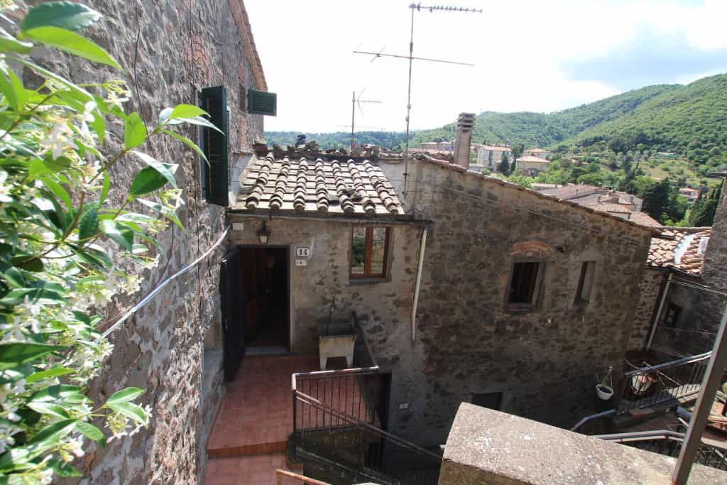 عمارات في Montecatini Val Di Cecina, Tuscany 10095085