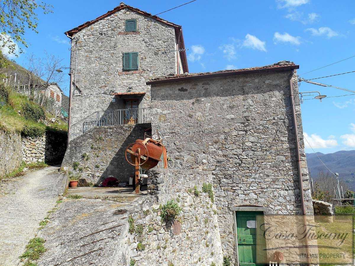 Rumah di Bagni di Lucca, Toskana 10095172