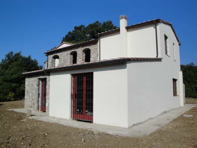 بيت في ماسا ماريتيما, توسكانا 10095213