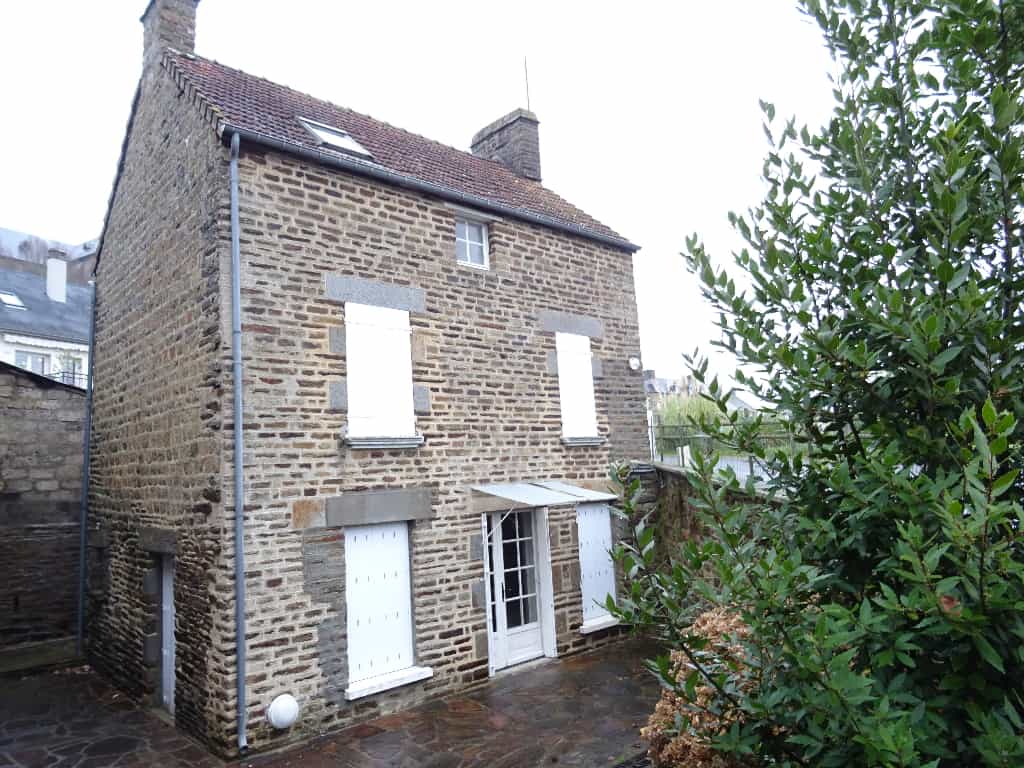 بيت في Saint-Hilaire-du-Harcouet, Basse-Normandie 10096442