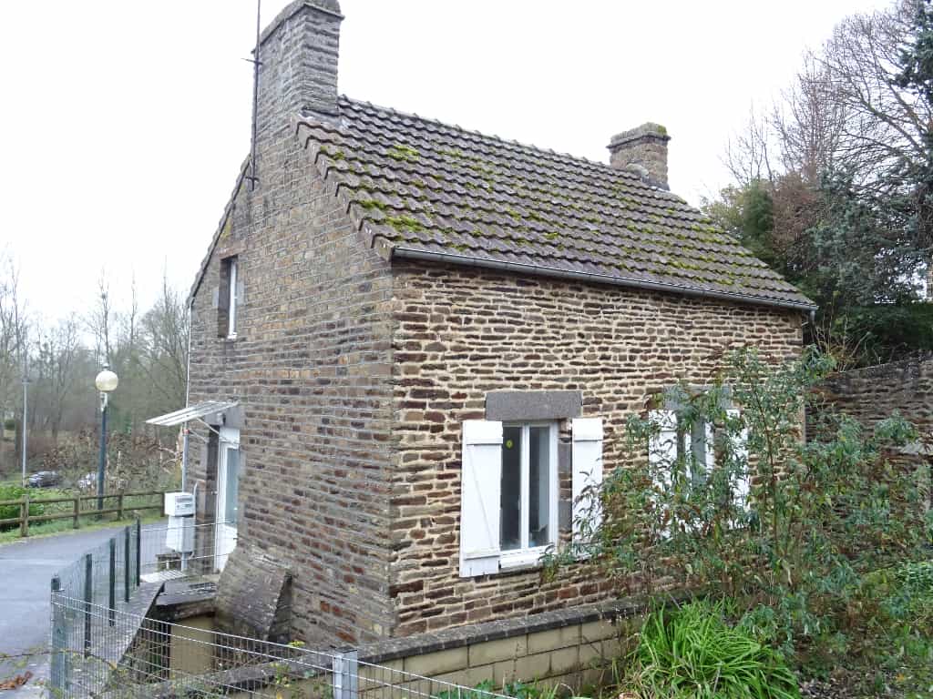 House in Saint-Hilaire-du-Harcouet, Basse-Normandie 10096442