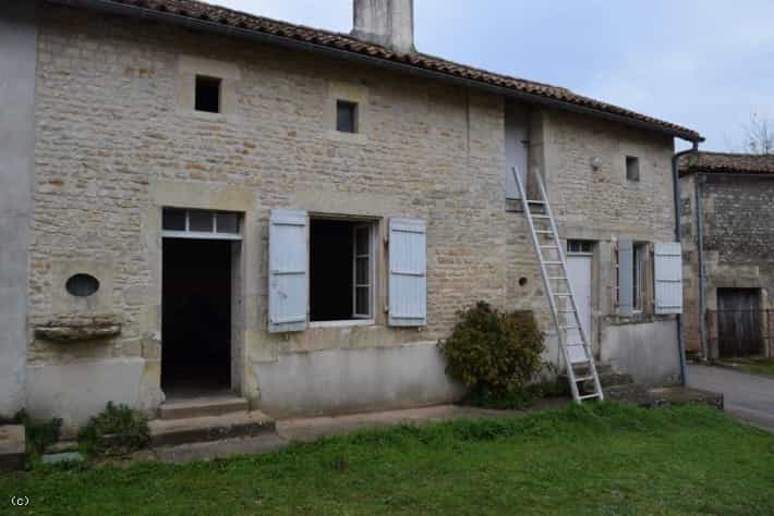 σπίτι σε Condac, Poitou-Charentes 10096507