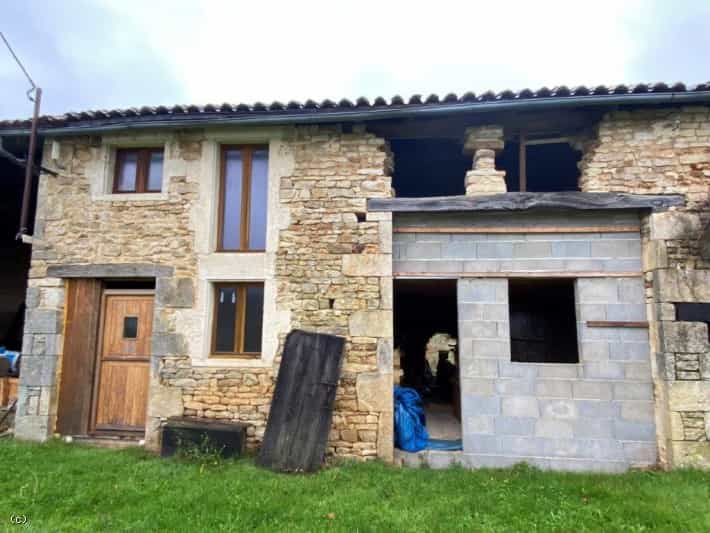 Будинок в Champagne-Mouton France, Poitou-Charentes 10096633