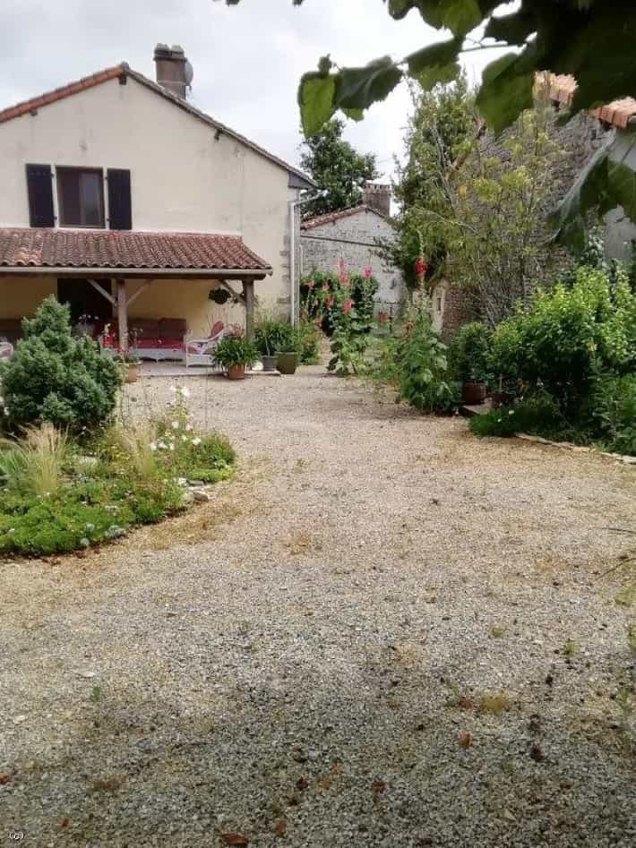 σπίτι σε Saint-Gaudent, Poitou-Charentes 10096771