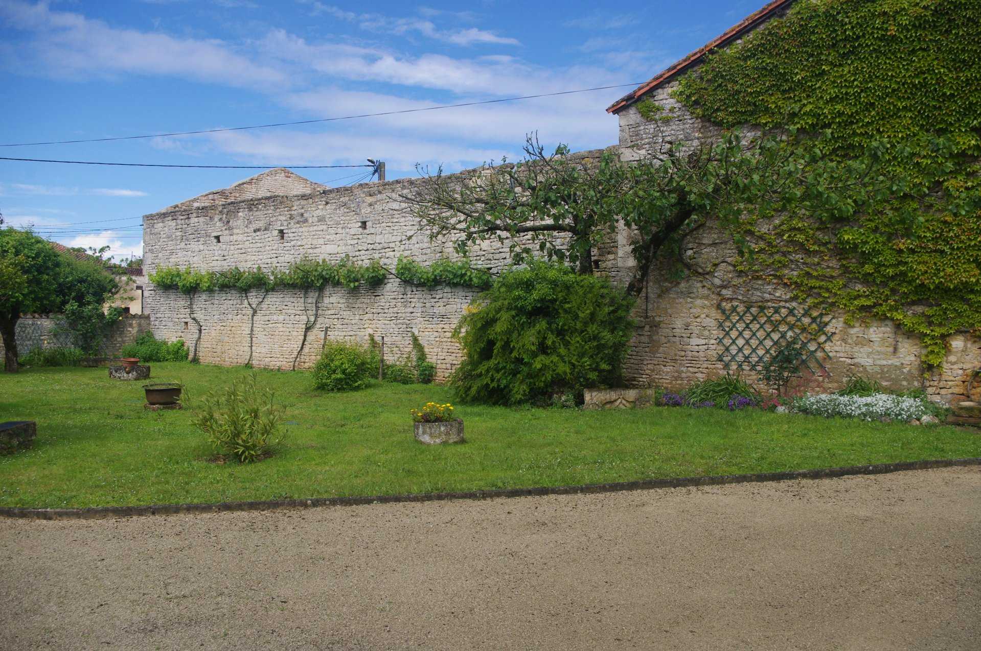 Hus i Verteuil-sur-Charente, Nouvelle-Aquitaine 10097551
