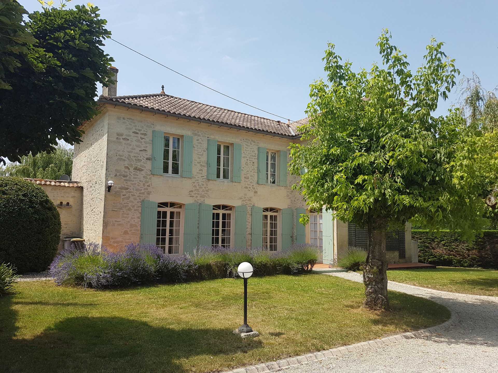 بيت في Branne, Nouvelle-Aquitaine 10097566
