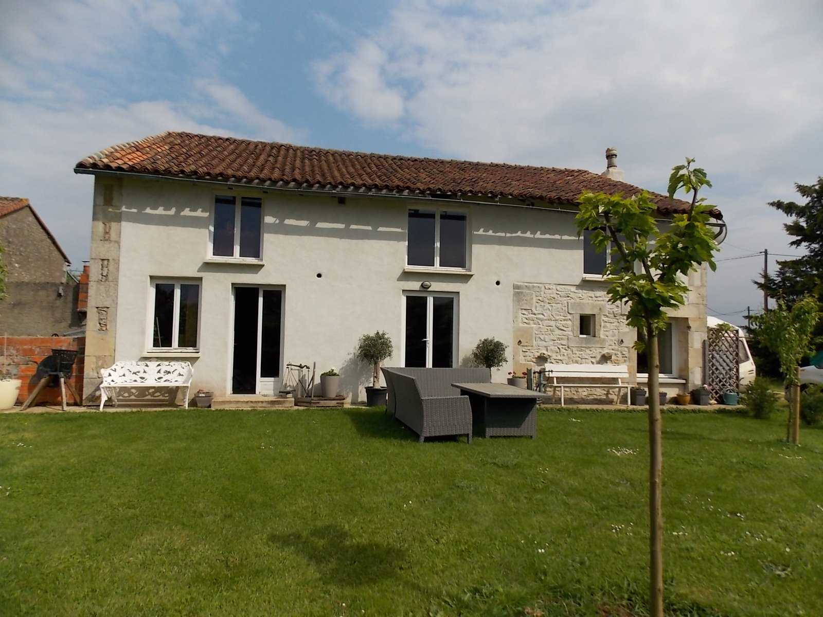 Rumah di Savigne, Nouvelle-Aquitaine 10097584