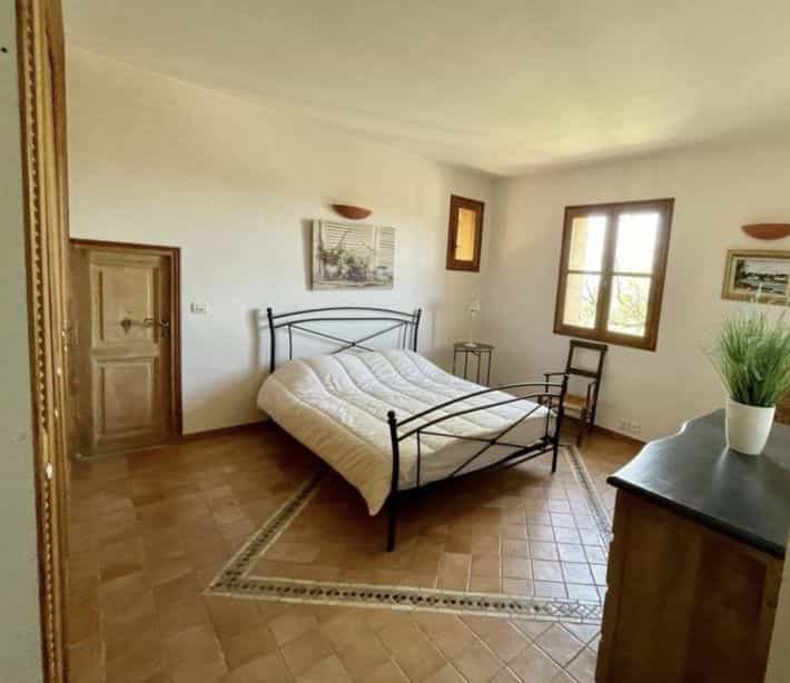 بيت في La Motte, Provence-Alpes-Cote d'Azur 10097780