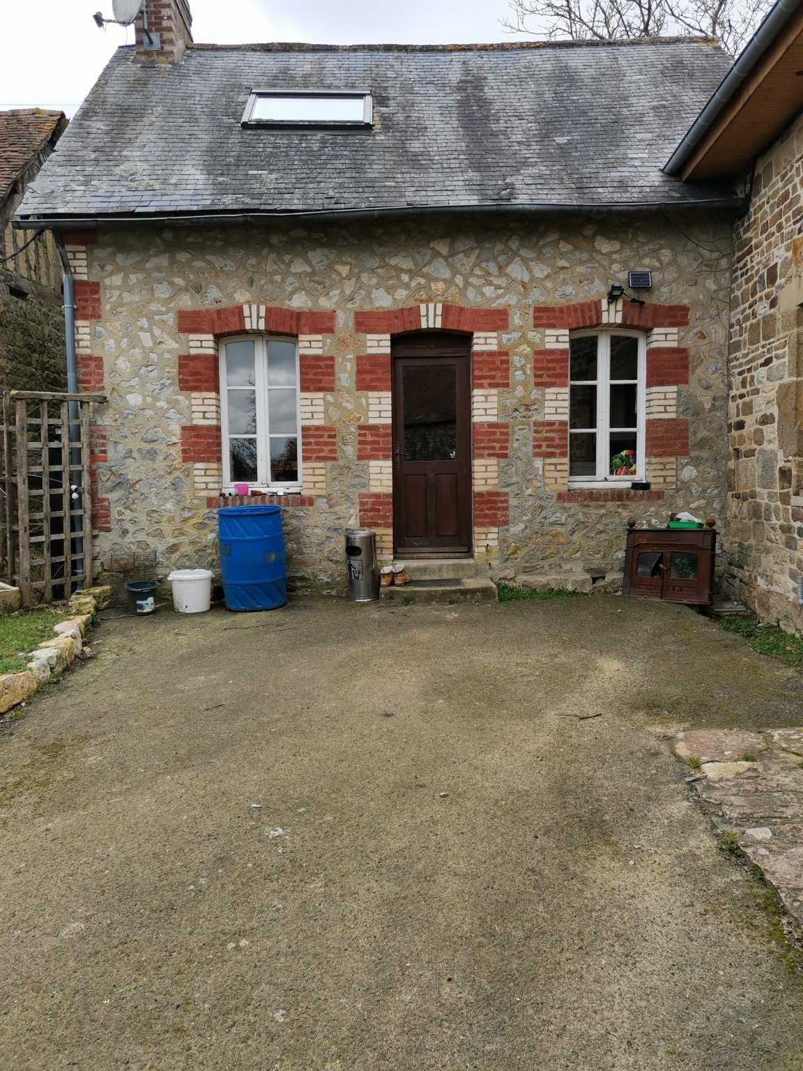 Hus i La Baroche-sous-Luce, Normandie 10097970