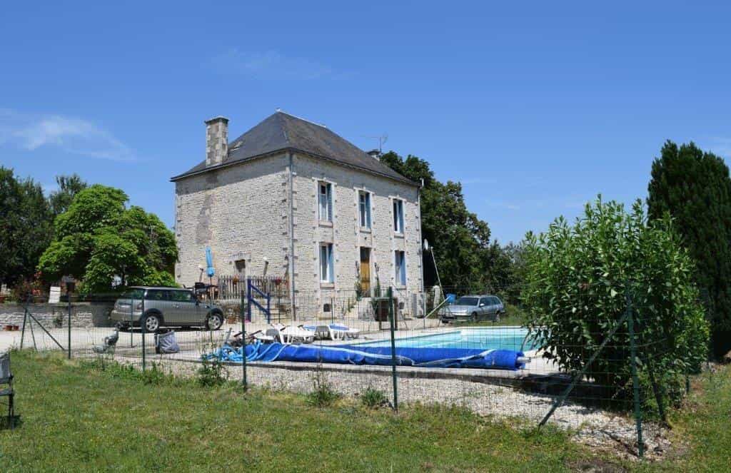 House in Civray, Poitou-Charentes 10097991