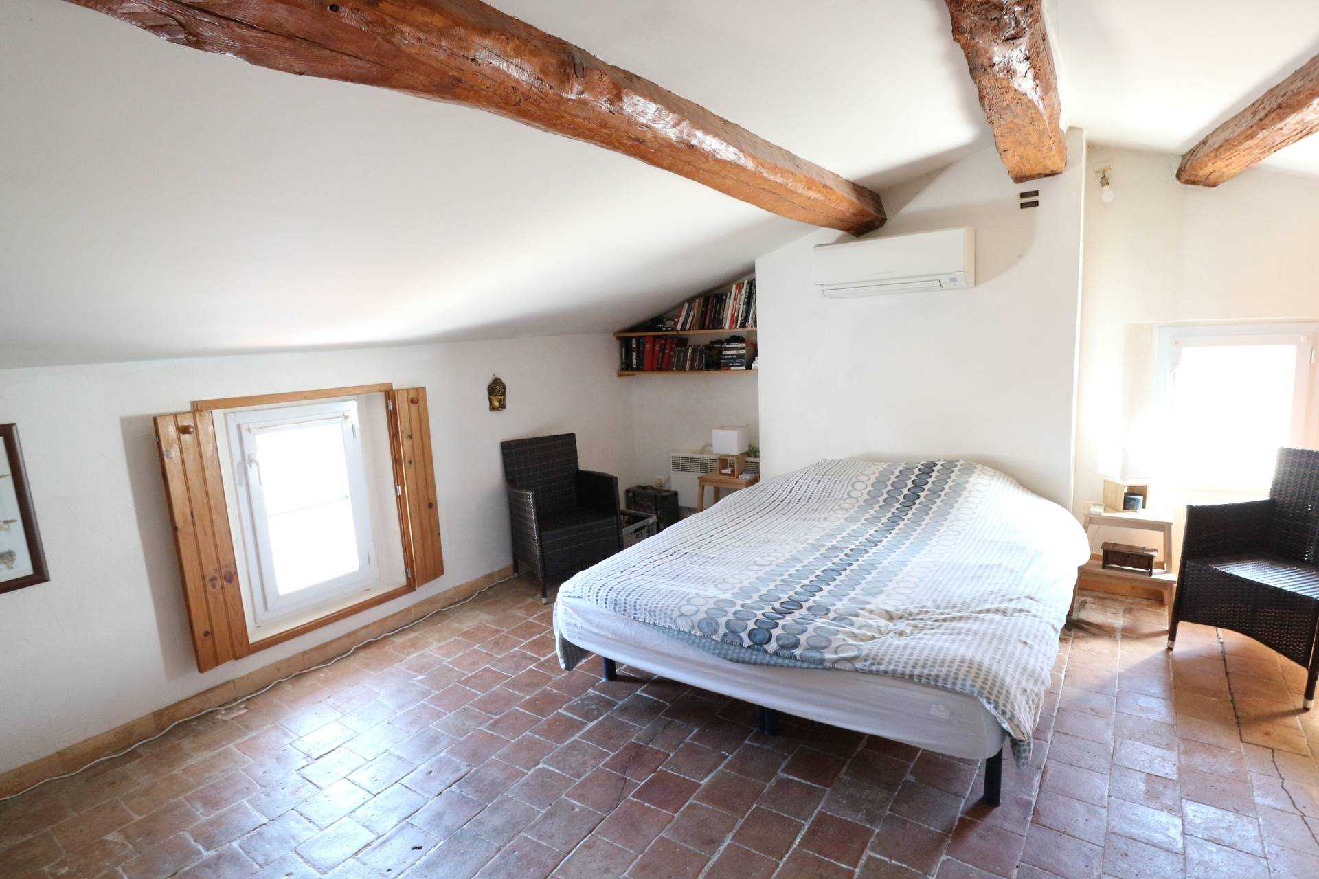 жилой дом в Roquebrune-sur-Argens, Provence-Alpes-Cote d'Azur 10098005