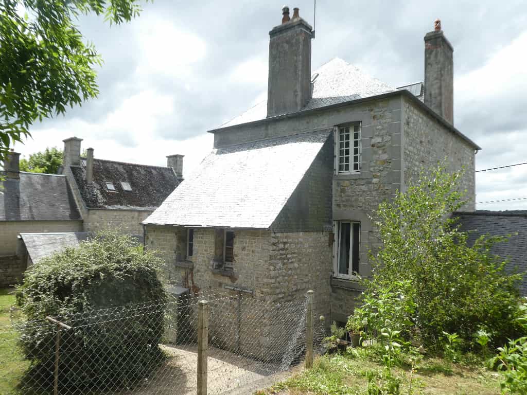 بيت في Mortain, Basse-Normandie 10098112