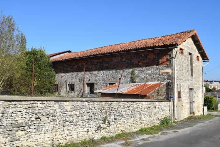 其他 在 Ruffec, Poitou-Charentes 10098121