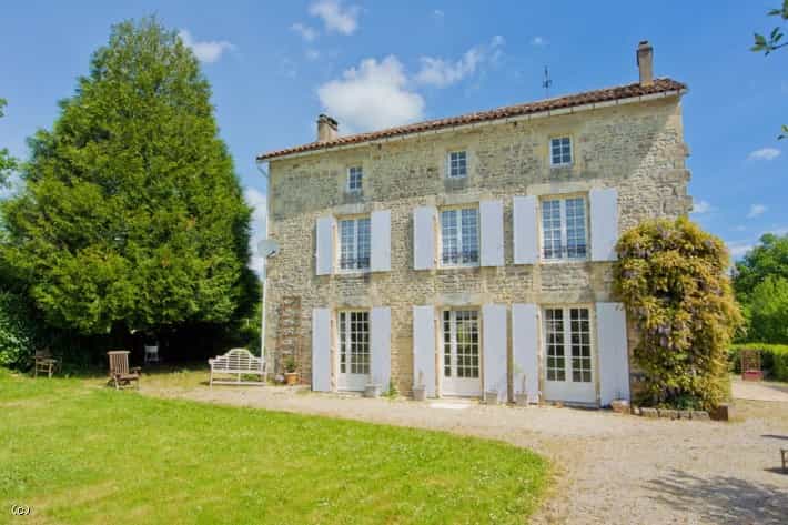 House in Villefagnan, Nouvelle-Aquitaine 10098209