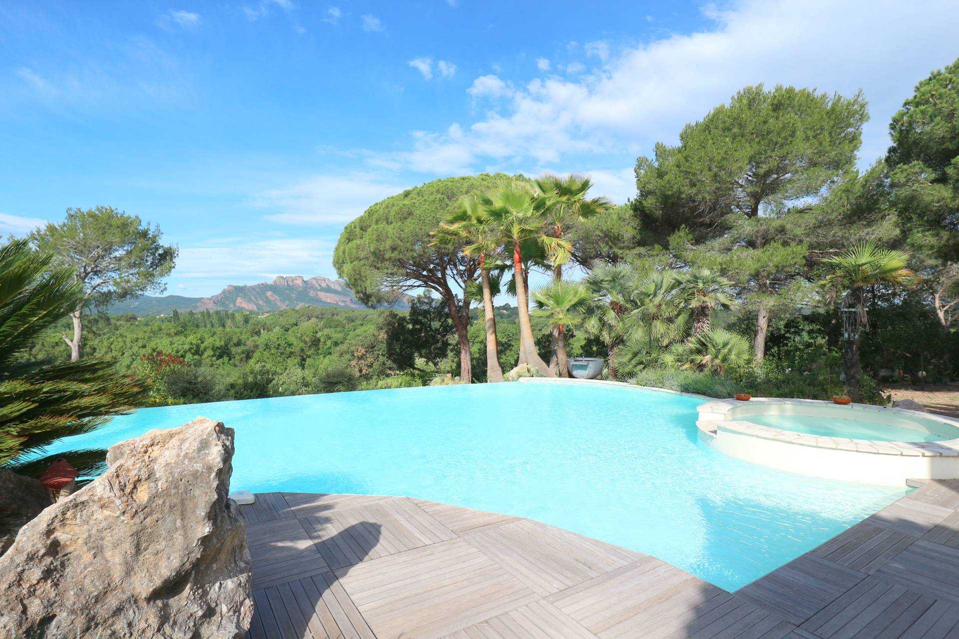 房子 在 Roquebrune-sur-Argens, Provence-Alpes-Cote d'Azur 10098224