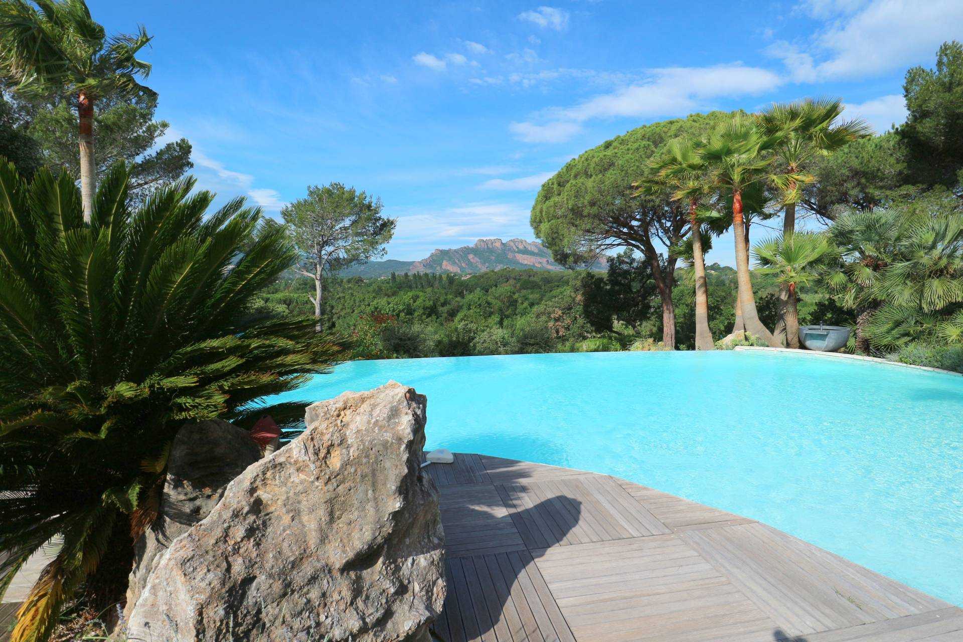жилой дом в Roquebrune-sur-Argens, Provence-Alpes-Cote d'Azur 10098224