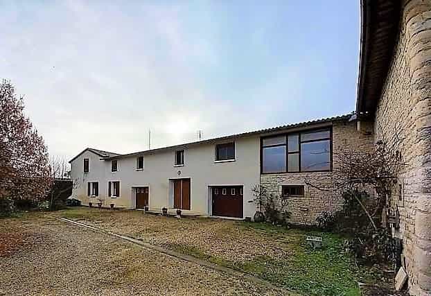 Talo sisään Villefagnan, Nouvelle-Aquitaine 10098307