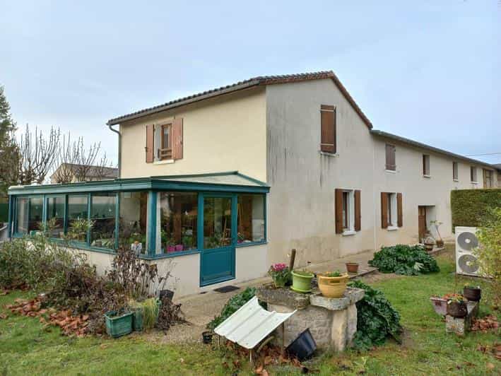 House in Villefagnan, Nouvelle-Aquitaine 10098307