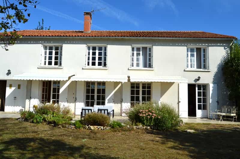 Hus i Nanteuil-en-Vallee, Nouvelle-Aquitaine 10098309