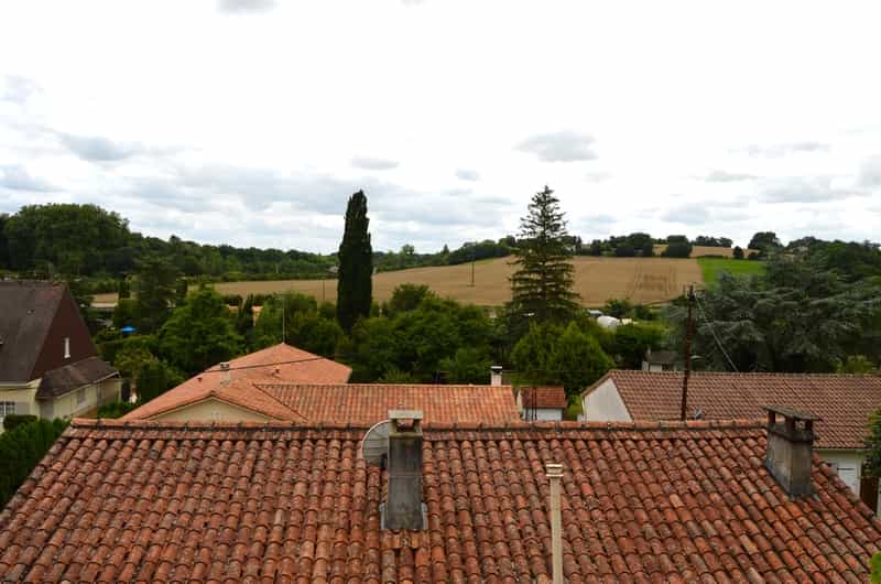House in Ruffec, Poitou-Charentes 10098313
