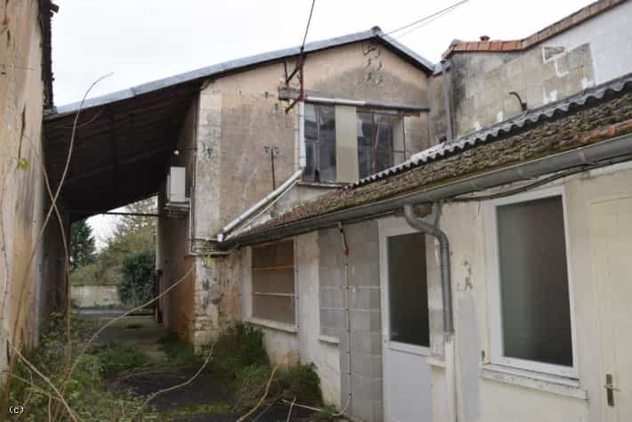 Perindustrian dalam Ruffec, Poitou-Charentes 10098330