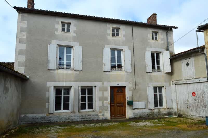 房子 在 Champagne-Mouton, Poitou-Charentes 10098331