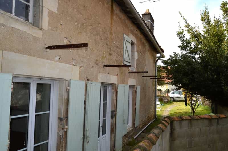 House in Champagne-Mouton, Nouvelle-Aquitaine 10098331