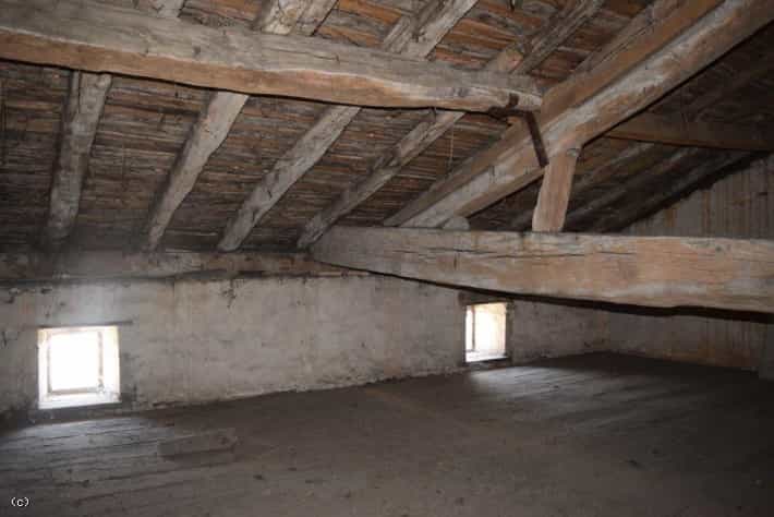 жилой дом в Champagne-Mouton, Poitou-Charentes 10098352