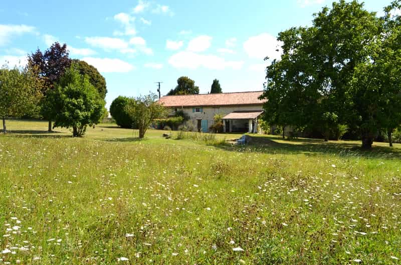 房子 在 Claud, Poitou-Charentes 10098356