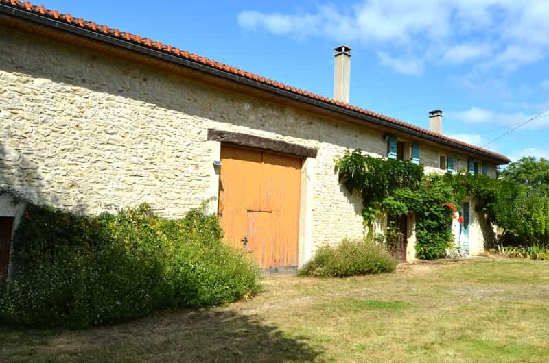 σπίτι σε Claud, Poitou-Charentes 10098356