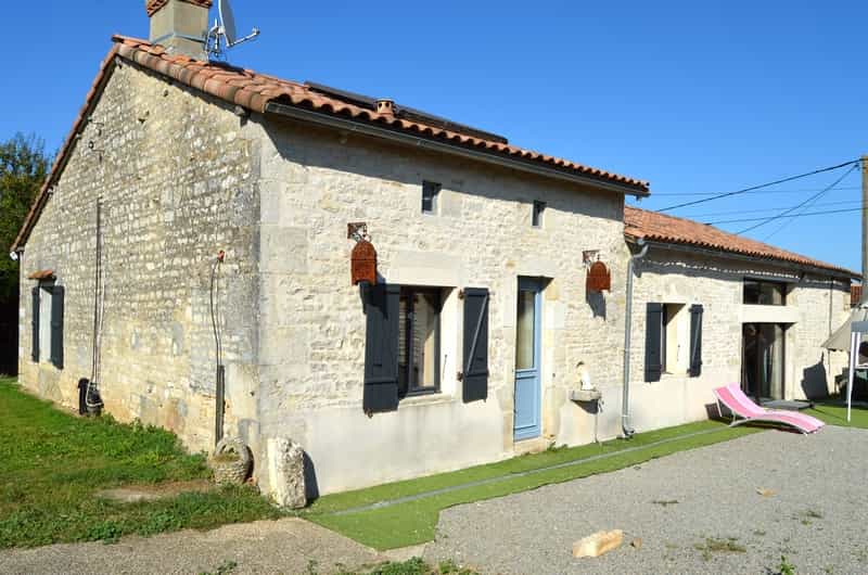 rumah dalam Nanteuil-en-Vallee, Nouvelle-Aquitaine 10098357