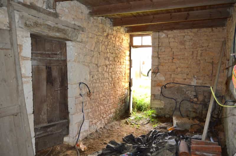 房子 在 Ventouse, Poitou-Charentes 10098377