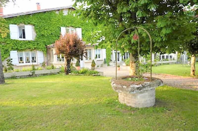 집 에 Xambes, Poitou-Charentes 10098385