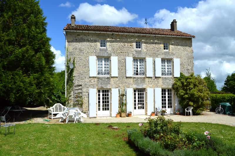House in La Foret-de-Tesse, Nouvelle-Aquitaine 10098389