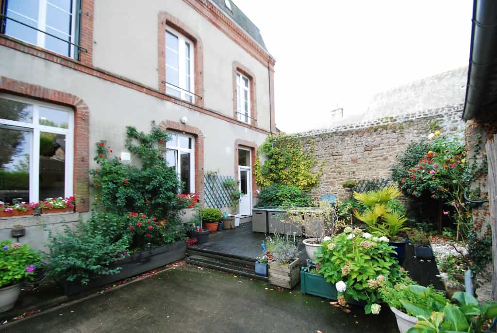 House in Lassay-les-Chateaux, Pays de la Loire 10098395