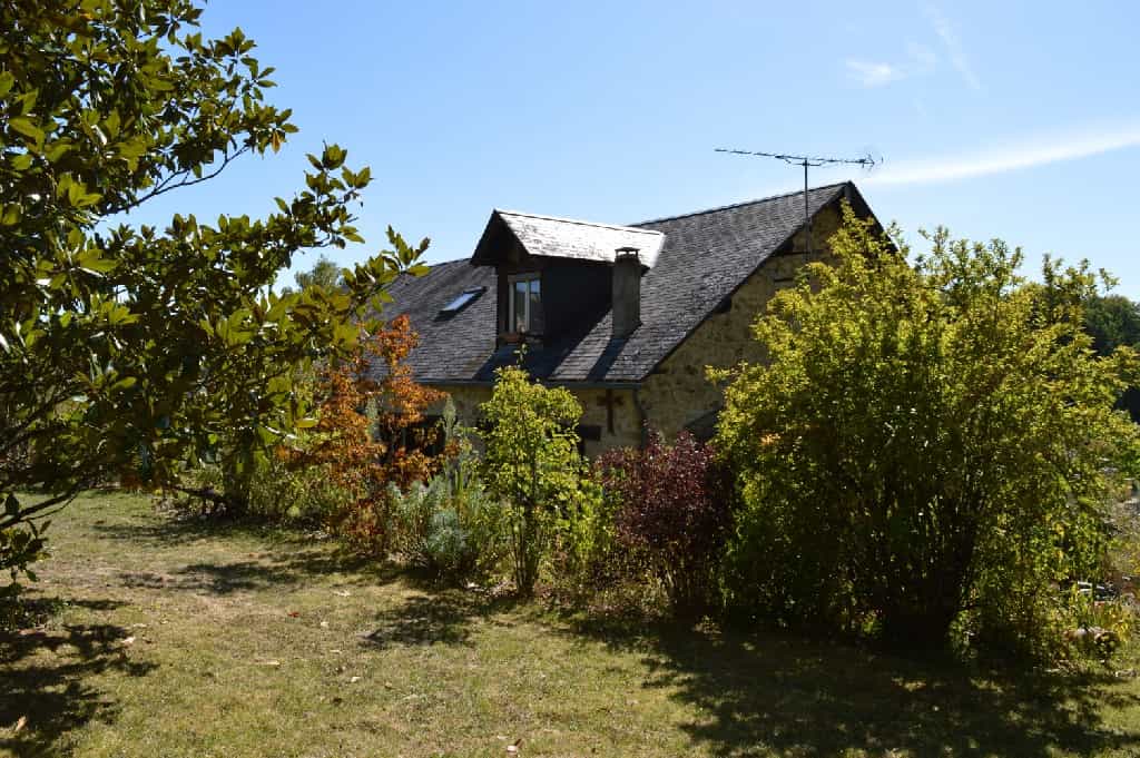 House in Meilhards, Nouvelle-Aquitaine 10098398