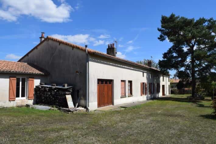 Talo sisään Sauze-Vaussais, Nouvelle-Aquitaine 10098404
