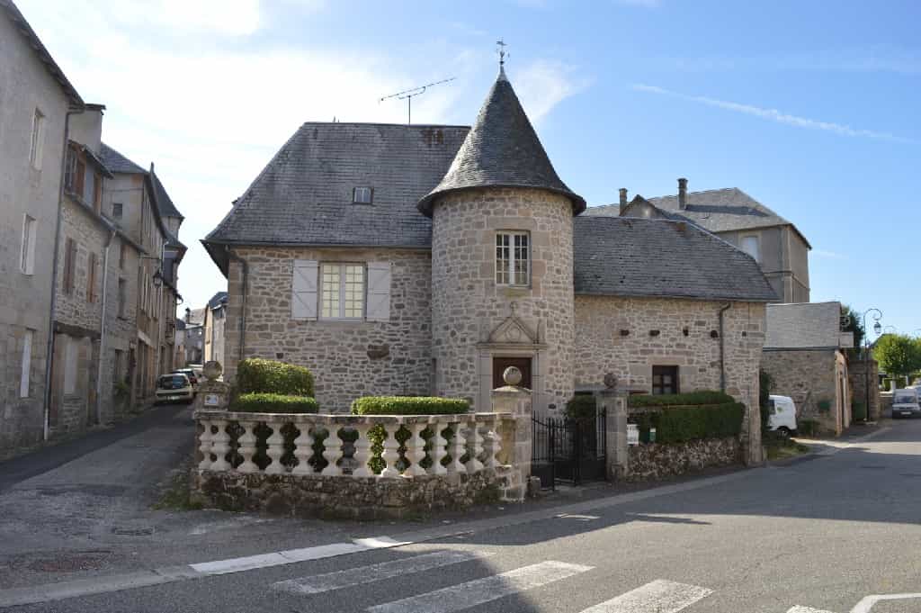 σπίτι σε Treignac, Nouvelle-Aquitaine 10098405