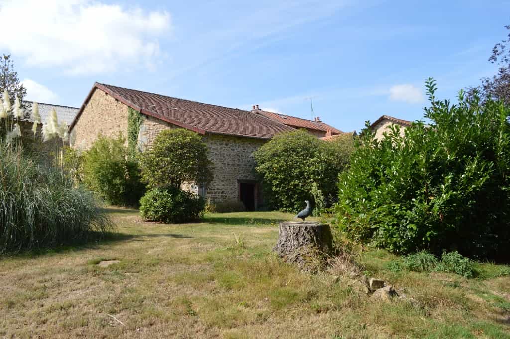 Huis in Saint-Leonard-de-Noblat, Limousin 10098437