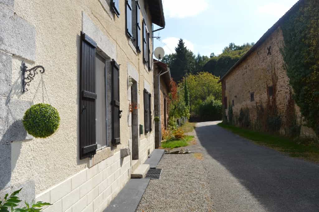 Huis in Saint-Leonard-de-Noblat, Limousin 10098437