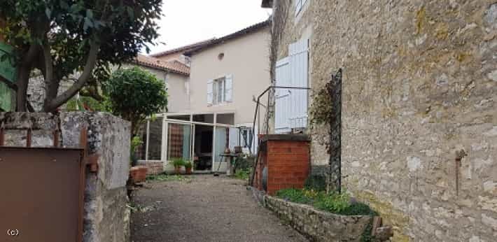 House in Condac, Nouvelle-Aquitaine 10098540