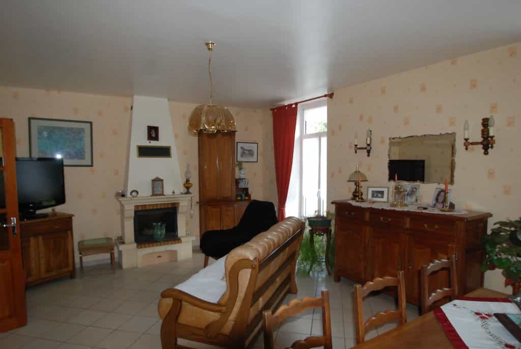 House in Sainte-Marie-du-Bois, Pays-de-la-Loire 10098650