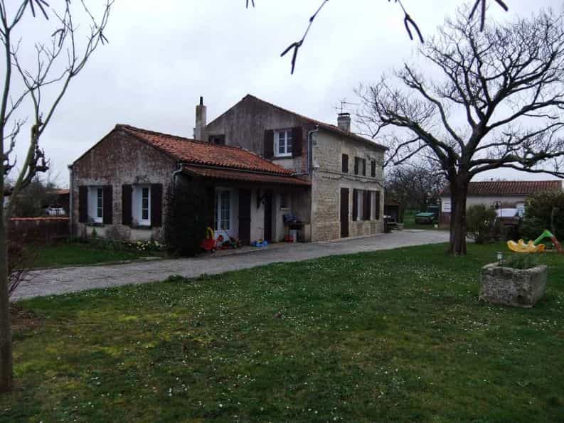 Dom w Saintes, Poitou-Charentes 10098773