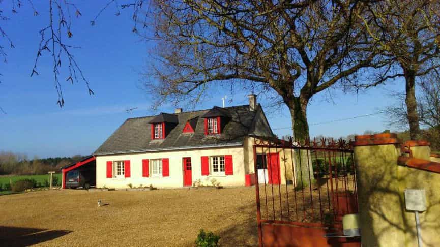House in Daumeray, Pays de la Loire 10098792